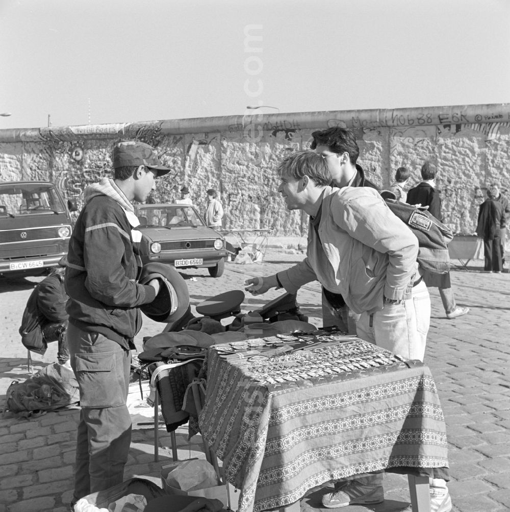 GDR image archive: Berlin - Ostalgie- souvenir sellers at the Berlin Wall in Berlin