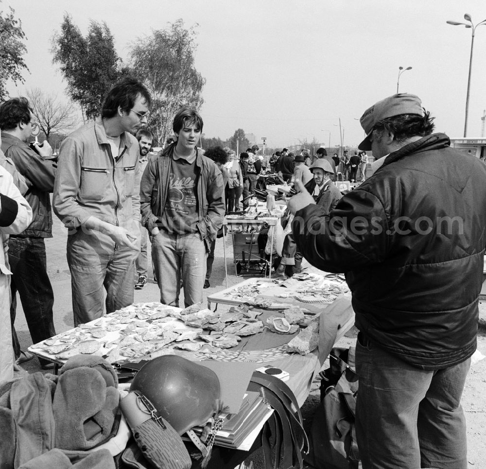 GDR photo archive: Berlin - Ostalgie- souvenir sellers at the Berlin Wall in Berlin of the former capital of the GDR