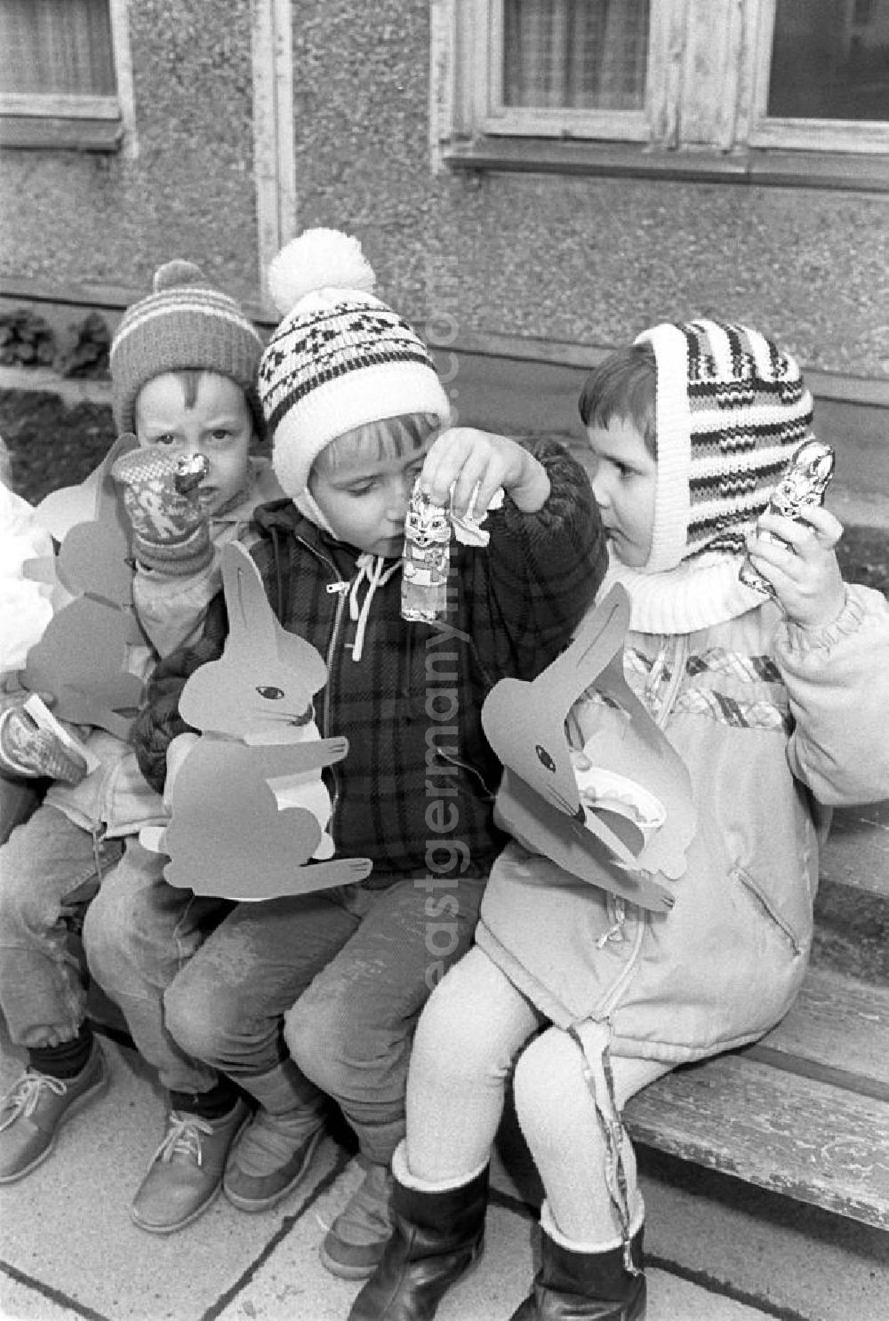 GDR image archive: Berlin - Die Kleinen aus dem Kindergarten in der Rudolf-Seiffert-Straße in Berlin-Lichtenberg freuen sich über vorfristige Ostergeschenke. Wichtiger als die gefärbten Eier sind die Schokoladen-Hasen.