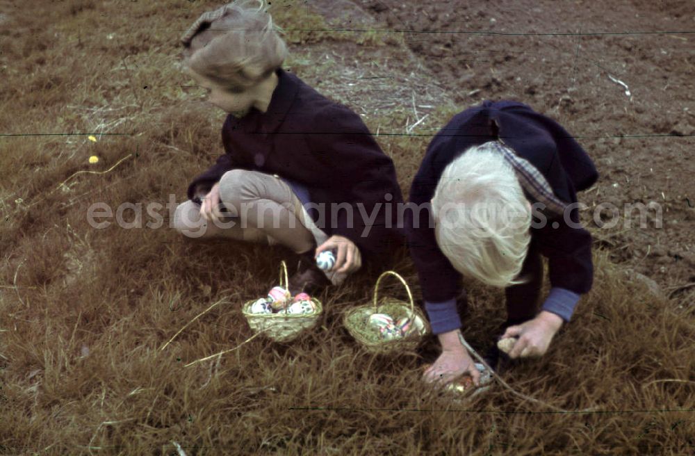 GDR image archive: Merseburg - Kinder sammeln Ostereier auf einer Wiese zu Ostern in Mersburg. Children at Easter egg hunt.