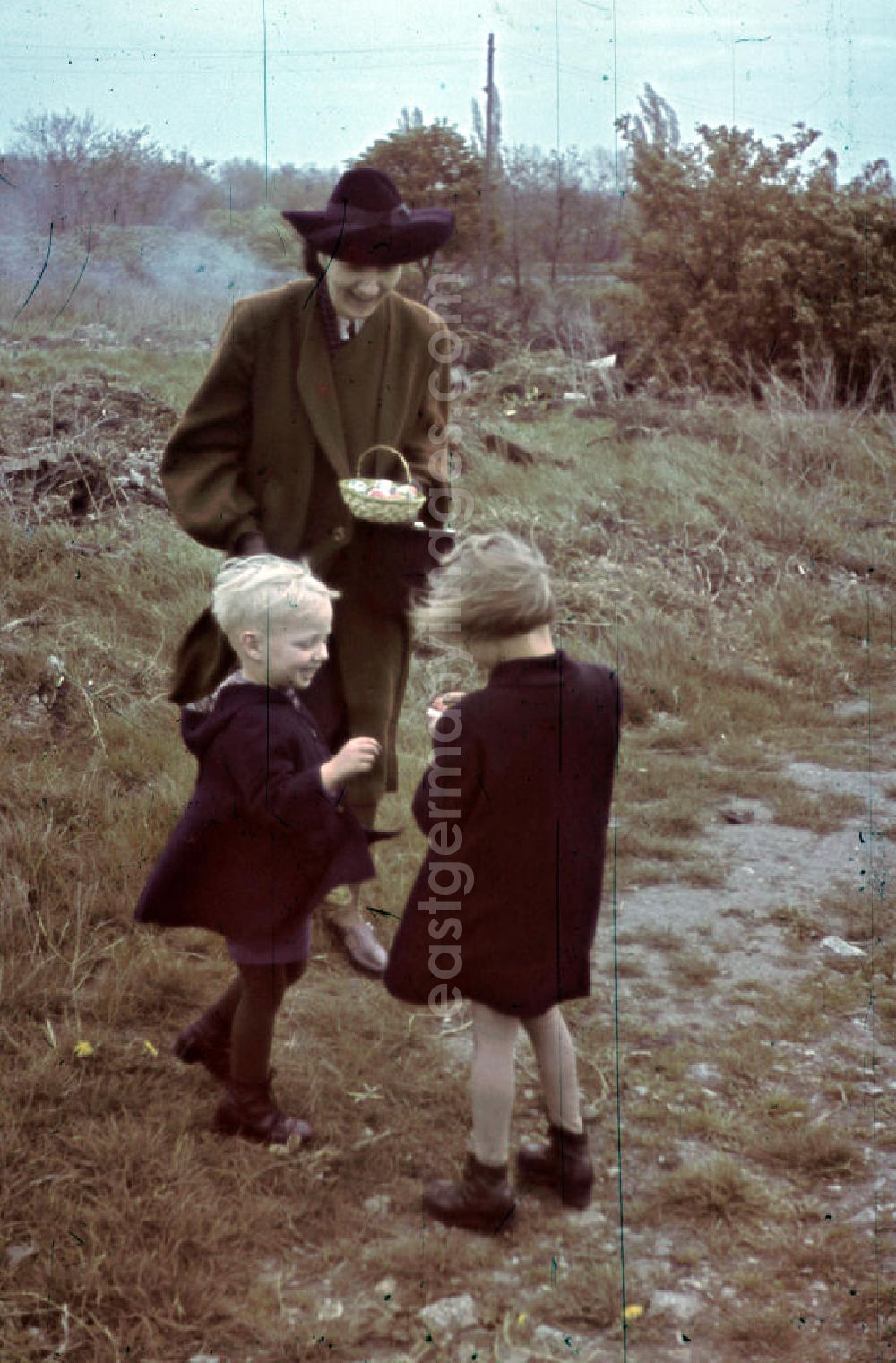 GDR photo archive: Merseburg - Kinder sammeln Ostereier auf einer Wiese zu Ostern in Mersburg. Children at Easter egg hunt.