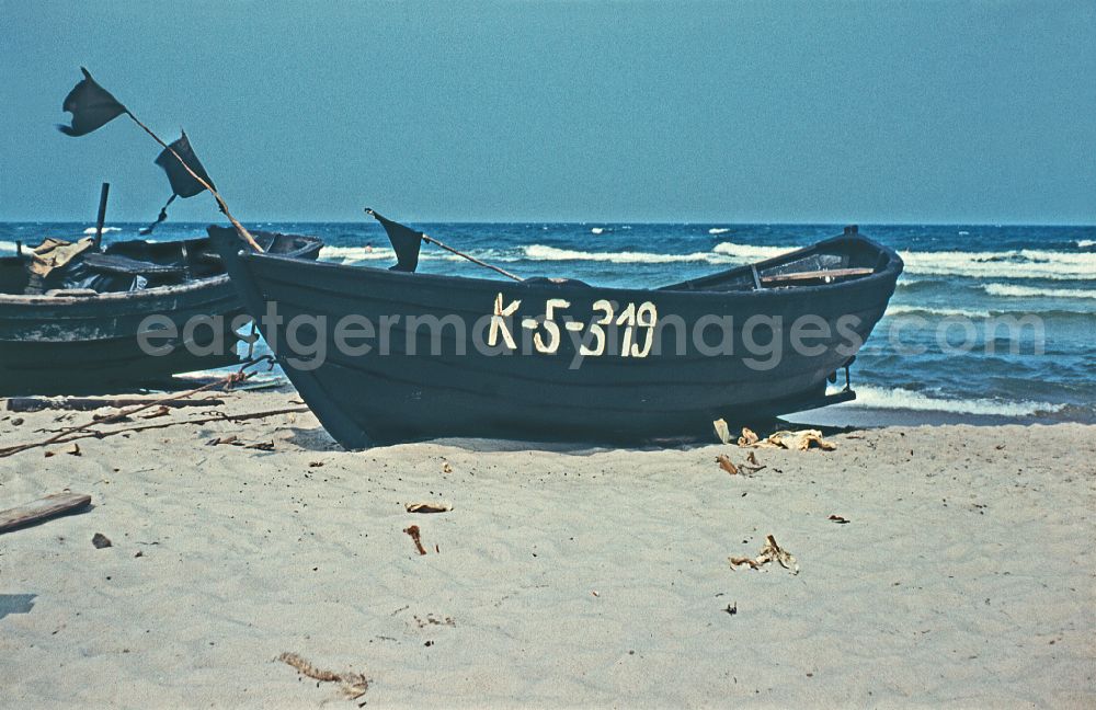 GDR image archive: Baabe - Sandy beach of the Baltic Sea with wooden fishing boat on street Duenenweg in Baabe, Mecklenburg-Western Pomerania on the territory of the former GDR, German Democratic Republic