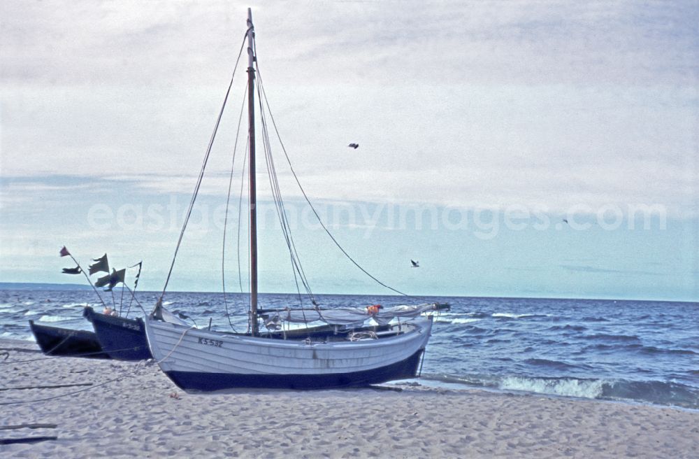 GDR photo archive: Baabe - Sandy beach of the Baltic Sea with wooden fishing boat on street Duenenweg in Baabe, Mecklenburg-Western Pomerania on the territory of the former GDR, German Democratic Republic