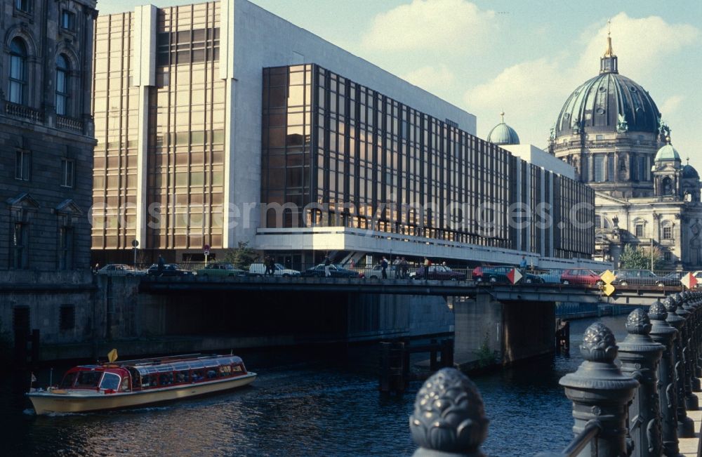 GDR picture archive: Berlin - Mitte - View from the bank of the Spree of the Palace of the Republic and the Berlin Cathedral in Berlin - Mitte