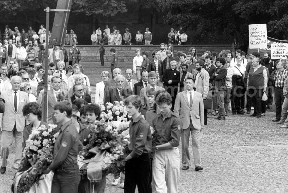 Ravensbrück: Mit einer Kranzniederlegung macht der Olof-Palme-Friedensmarsch Station an der Gedenkstätte für das Frauen-Konzentrationslager in Ravensbrück bei Fürstenberg. Internationale Friedensgruppen haben einen fast dreiwöchigen europäischen Marsch zur Erinnerung an den 1986 ermordeten schwedischen Premierminister organisiert. Palme hatte einst einen 15
