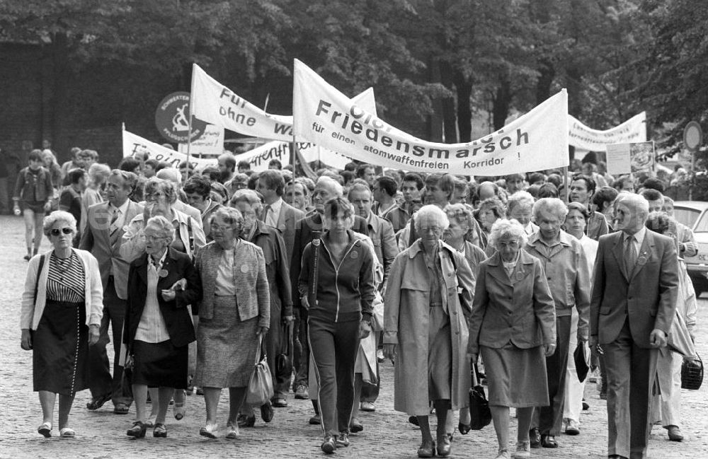 GDR image archive: Ravensbrück - Der Olof-Palme-Friedensmarsch macht Station an der Gedenkstätte für das Frauen-Konzentrationslager in Ravensbrück bei Fürstenberg. Internationale Friedensgruppen haben einen fast dreiwöchigen europäischen Marsch zur Erinnerung an den 1986 ermordeten schwedischen Premierminister organisiert. Palme hatte einst einen 15