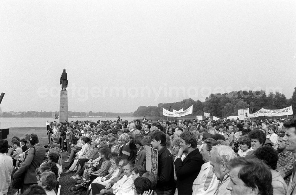 GDR photo archive: Ravensbrück - Der Olof-Palme-Friedensmarsch macht Station an der Gedenkstätte für das Frauen-Konzentrationslager Ravensbrück am Schwedtsee bei Fürstenberg. Internationale Friedensgruppen haben einen fast dreiwöchigen europäischen Marsch zur Erinnerung an den 1986 ermordeten schwedischen Premierminister organisiert. Palme hatte einst einen 15