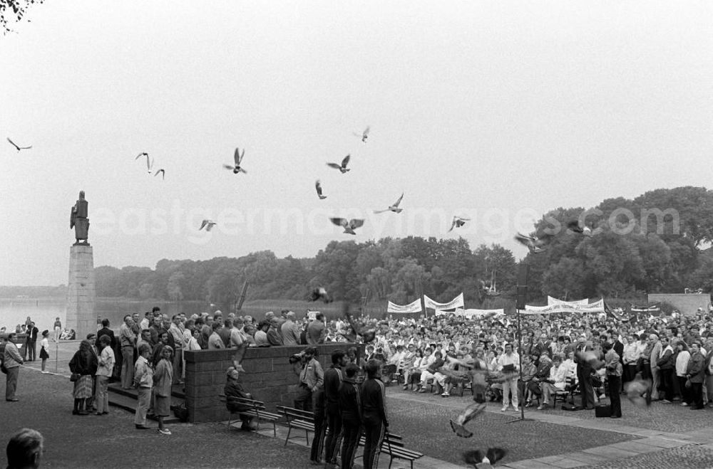 GDR picture archive: Ravensbrück - Der Olof-Palme-Friedensmarsch macht Station an der Gedenkstätte für das Frauen-Konzentrationslager Ravensbrück am Schwedtsee bei Fürstenberg. Internationale Friedensgruppen haben einen fast dreiwöchigen europäischen Marsch zur Erinnerung an den 1986 ermordeten schwedischen Premierminister organisiert. Palme hatte einst einen 15