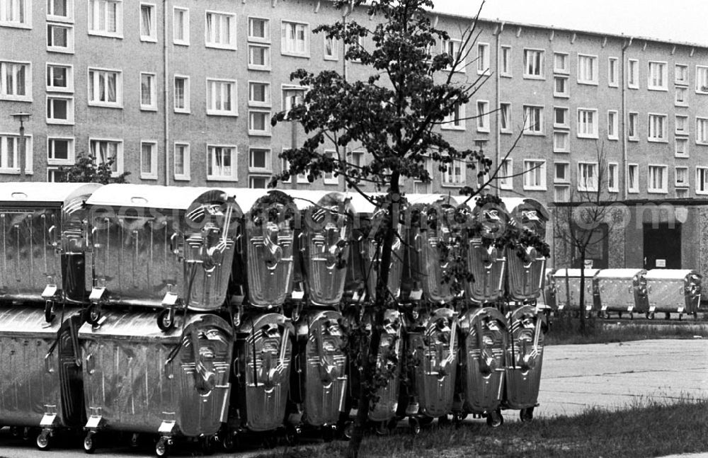 GDR image archive: Berlin-Pankow - Pankow/Berlin Mülltonnbereitstellung durch westl. Unternehmen 09.07.9