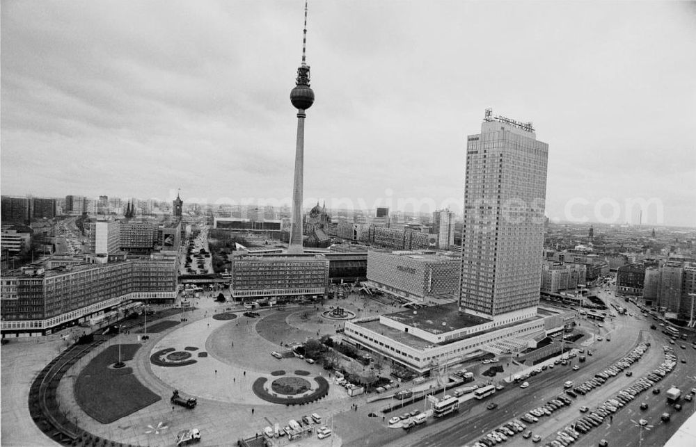 GDR picture archive: Berlin - Panorama Alexanderplatz. Nach der Wende / Wiedervereinigung mit dem Forum-Hotol vormals Hotel Stadt Berlin und Kaufhof vormals Zentrum Warenhaus.