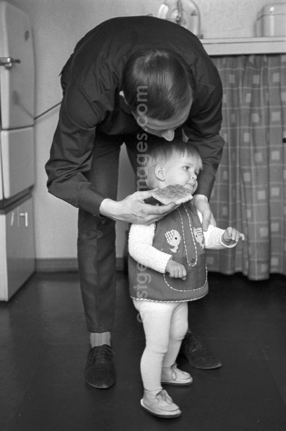 GDR image archive: Berlin - Friedrichshain - Dad feeding his child in Berlin - Friedrichshain