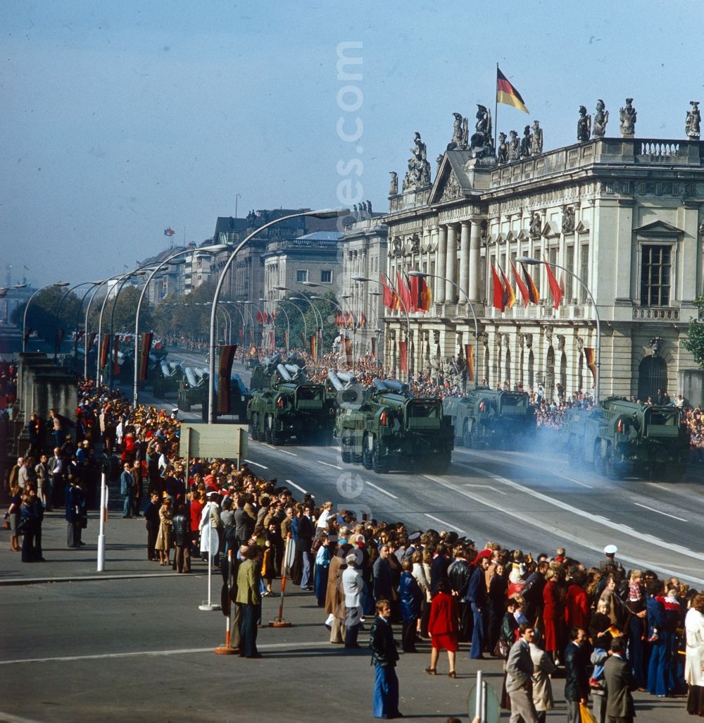 GDR picture archive: Berlin - Parade of the NVA on the Unter den Linden on the occasion of the 1