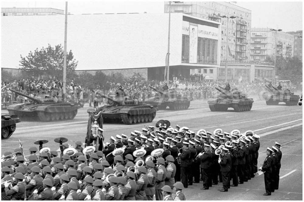 GDR image archive: Berlin - 07.10.1986 Parade der NVA zum