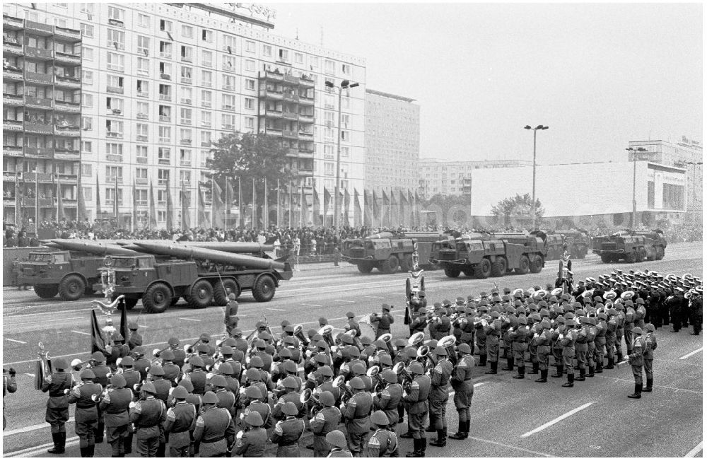 Berlin: 07.10.1986 Parade der NVA zum