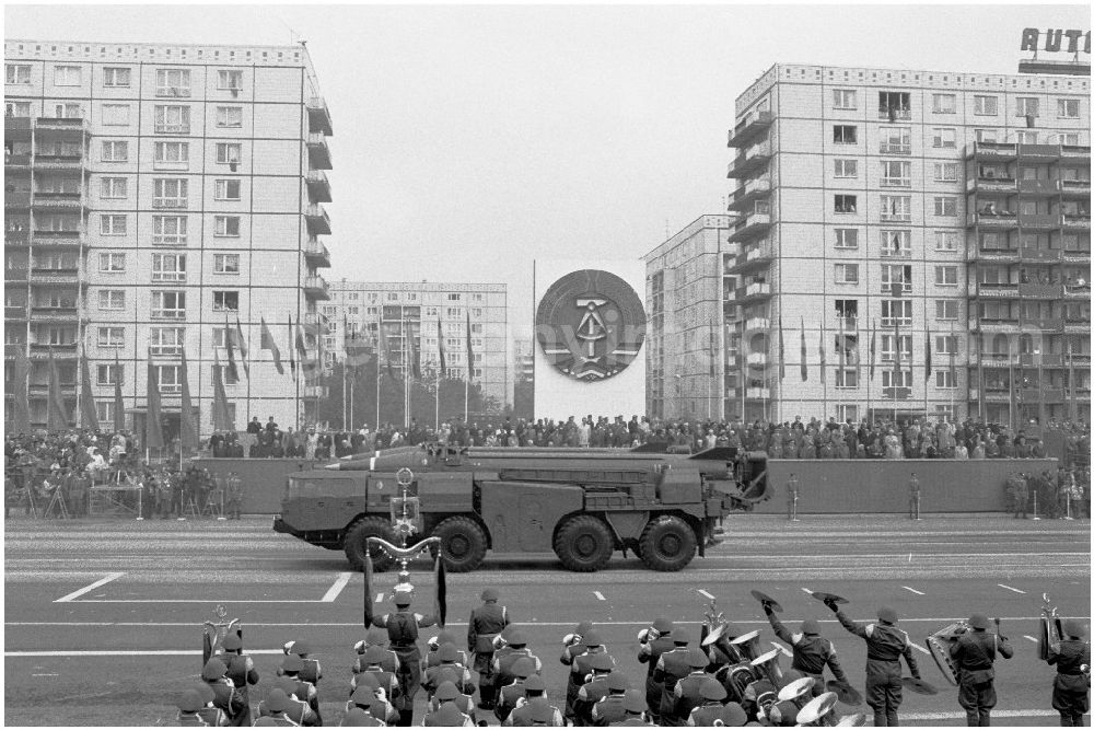 GDR image archive: Berlin - 07.10.1986 Parade der NVA zum