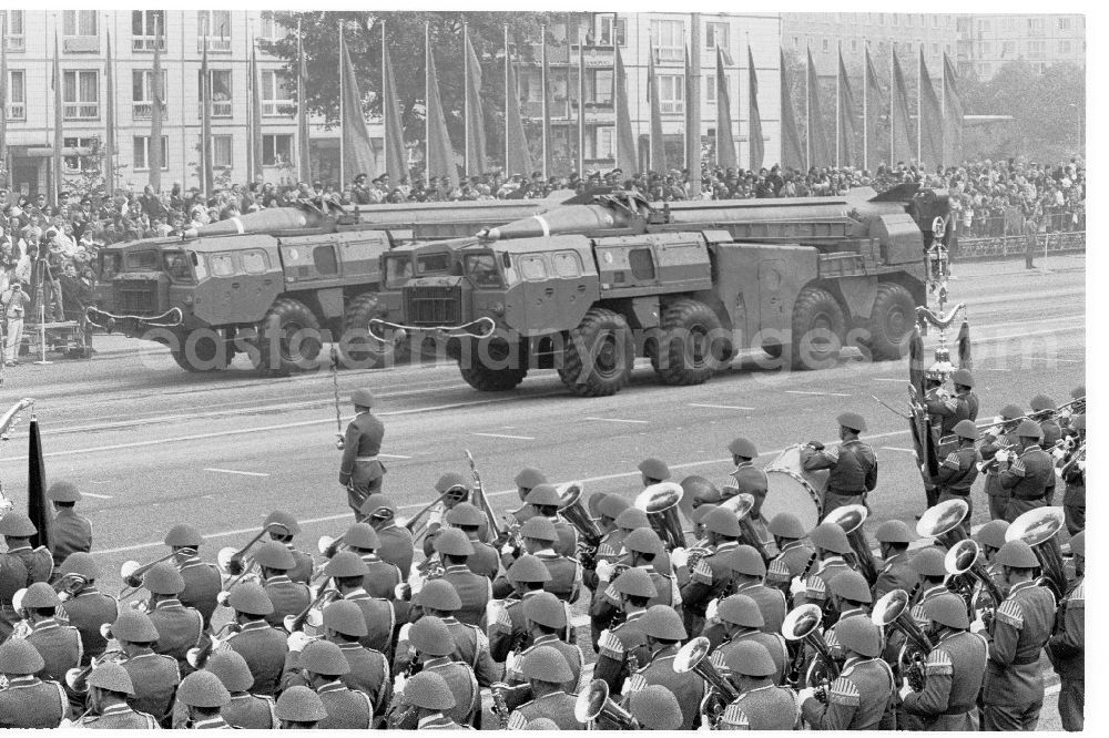 GDR photo archive: Berlin - 07.10.1986 Parade der NVA zum