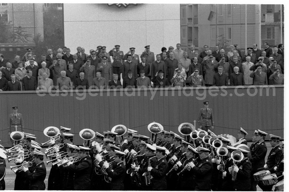 GDR picture archive: Berlin - 07.10.1986 Parade der NVA zum