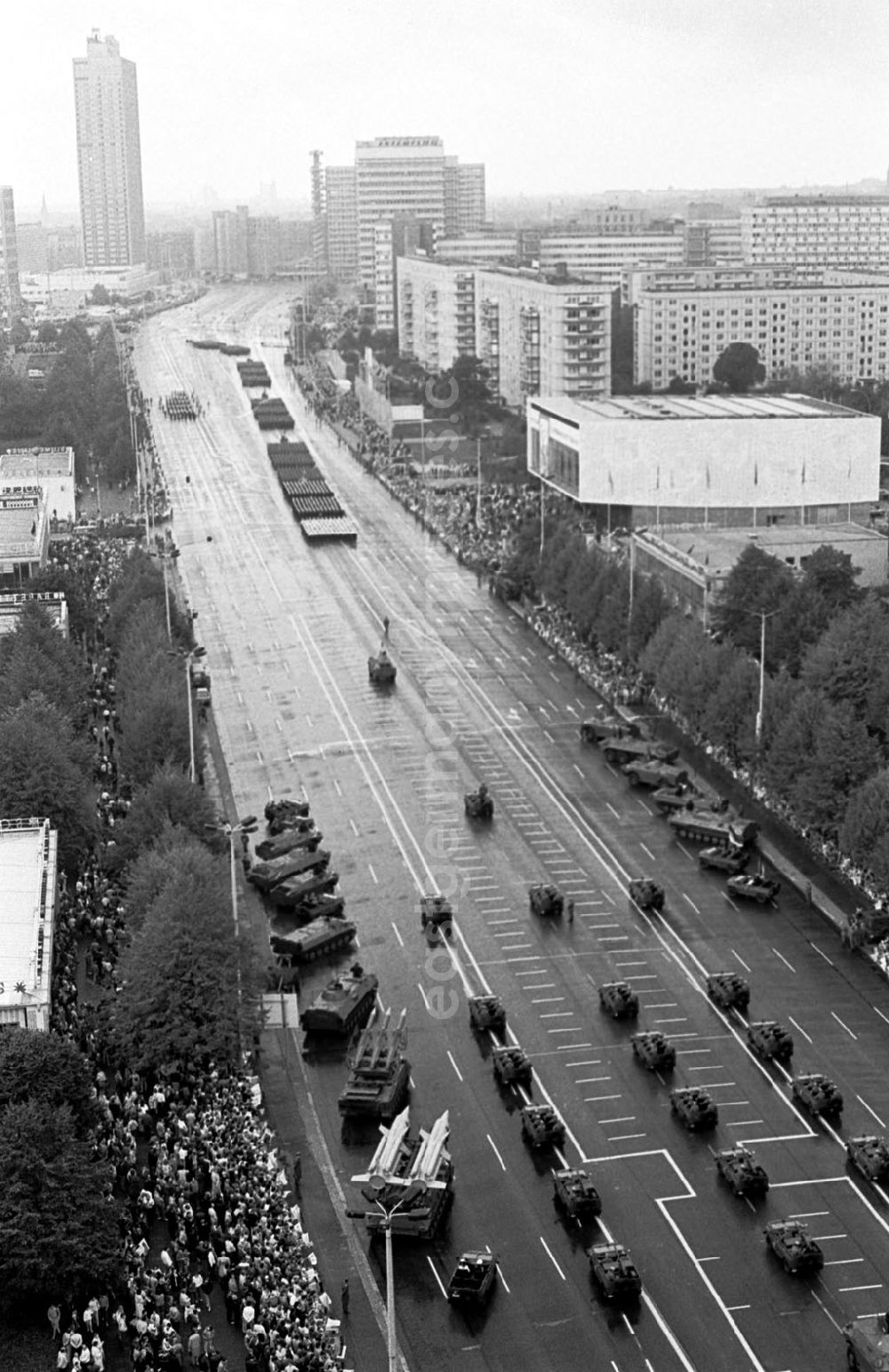 Berlin-Friedrichshain: Parade zum 40. Jahrestag der DDR vom Haus des Kindes 07.1