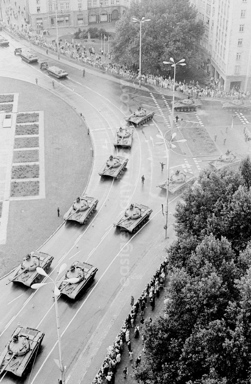 GDR image archive: Berlin-Friedrichshain - Parade zum 40. Jahrestag der DDR vom Haus des Kindes 07.1