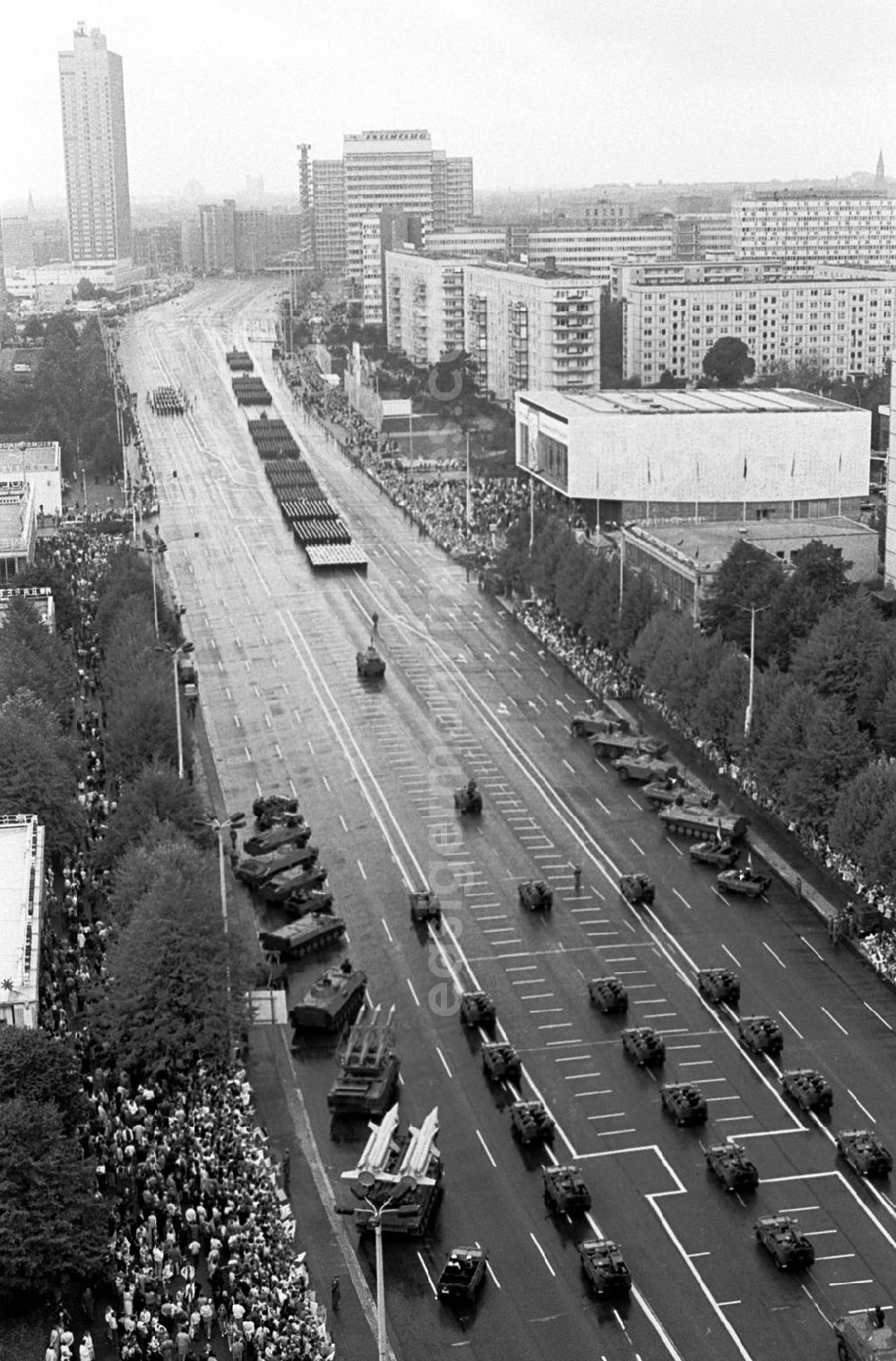 GDR photo archive: Berlin-Friedrichshain - Parade zum 40. Jahrestag der DDR vom Haus des Kindes 07.1