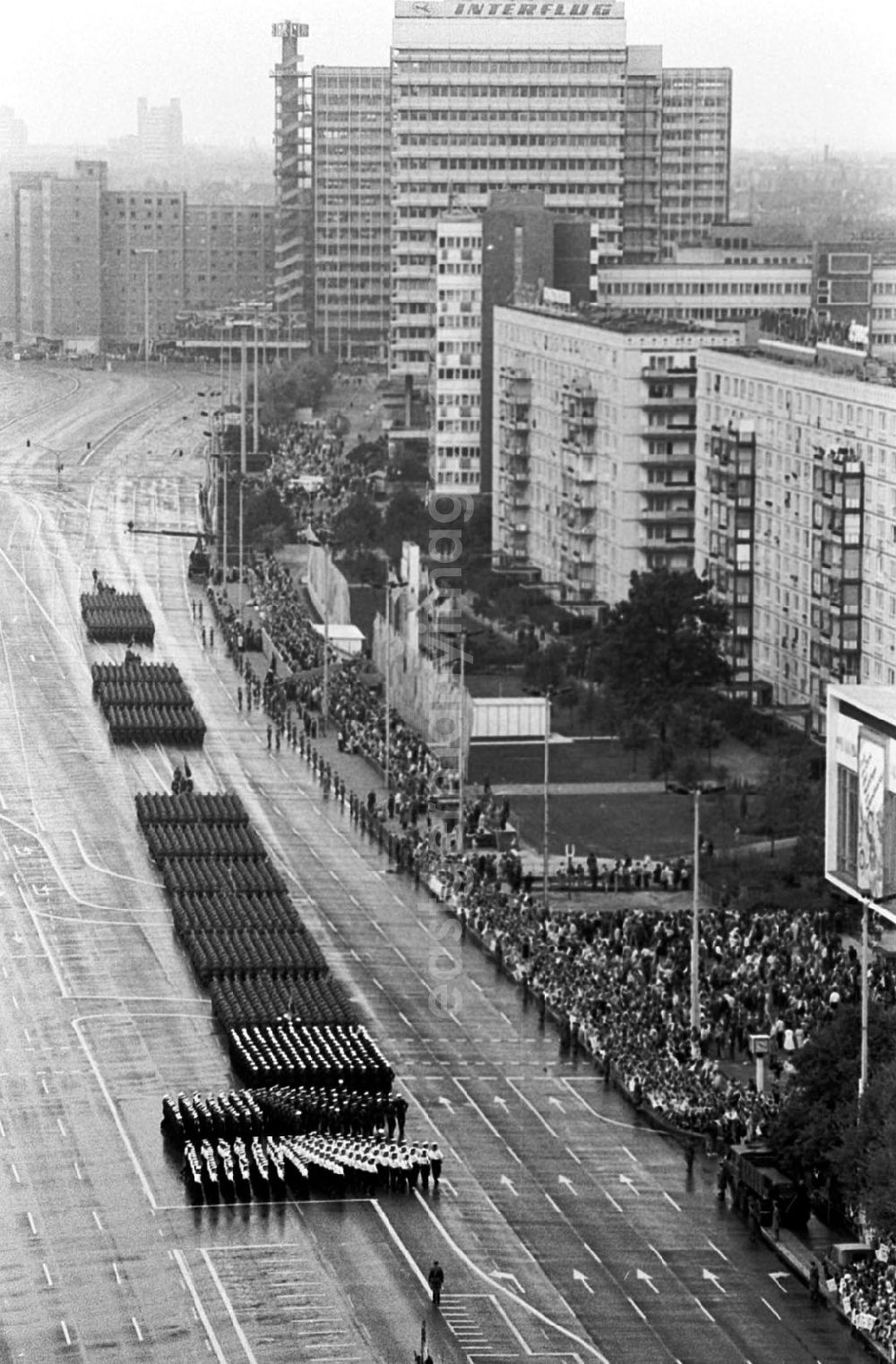 GDR picture archive: Berlin-Friedrichshain - Parade zum 40. Jahrestag der DDR vom Haus des Kindes 07.1
