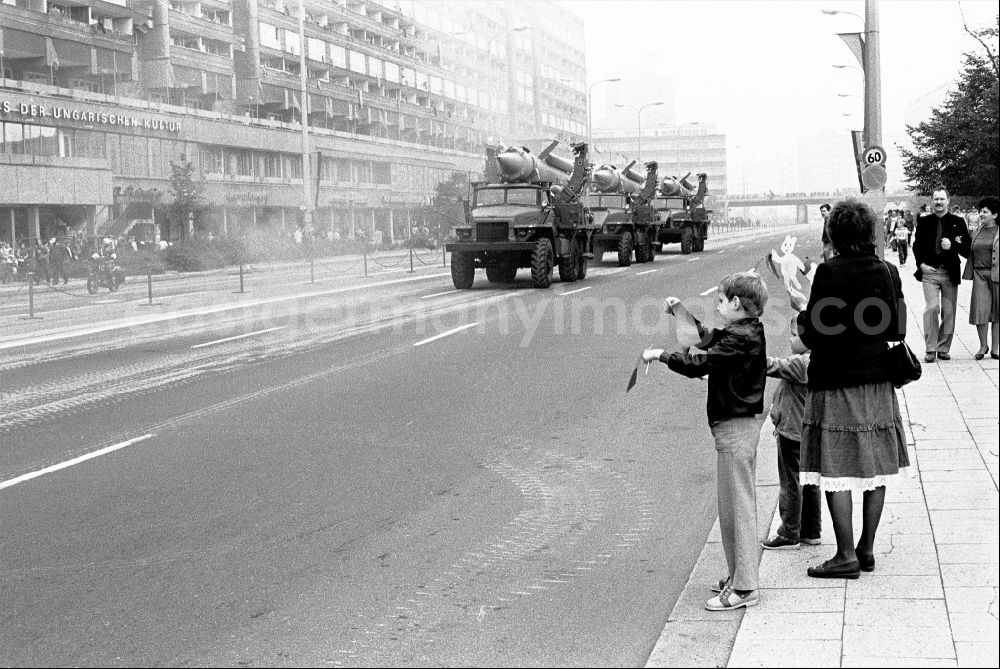 GDR picture archive: Berlin - Parade ride of military and combat technology of mobile anti-aircraft systems on a tracked vehicle with two-stage radar-guided 3M8 anti-aircraft missiles of the NVA National Peoples Army on Karl-Liebknecht-Strasse in the Mitte district of Berlin East Berlin on the territory of the former GDR, German Democratic Republic