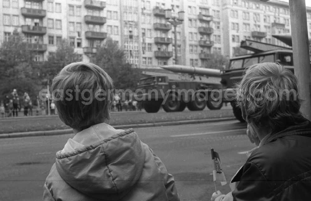 GDR photo archive: Berlin - Parade ride of military and combat technology of the tank troops of the NVA National People's Army for the national holiday on Karl-Marx-Allee in the district of Friedrichshain in Berlin East Berlin on the territory of the former GDR, German Democratic Republic