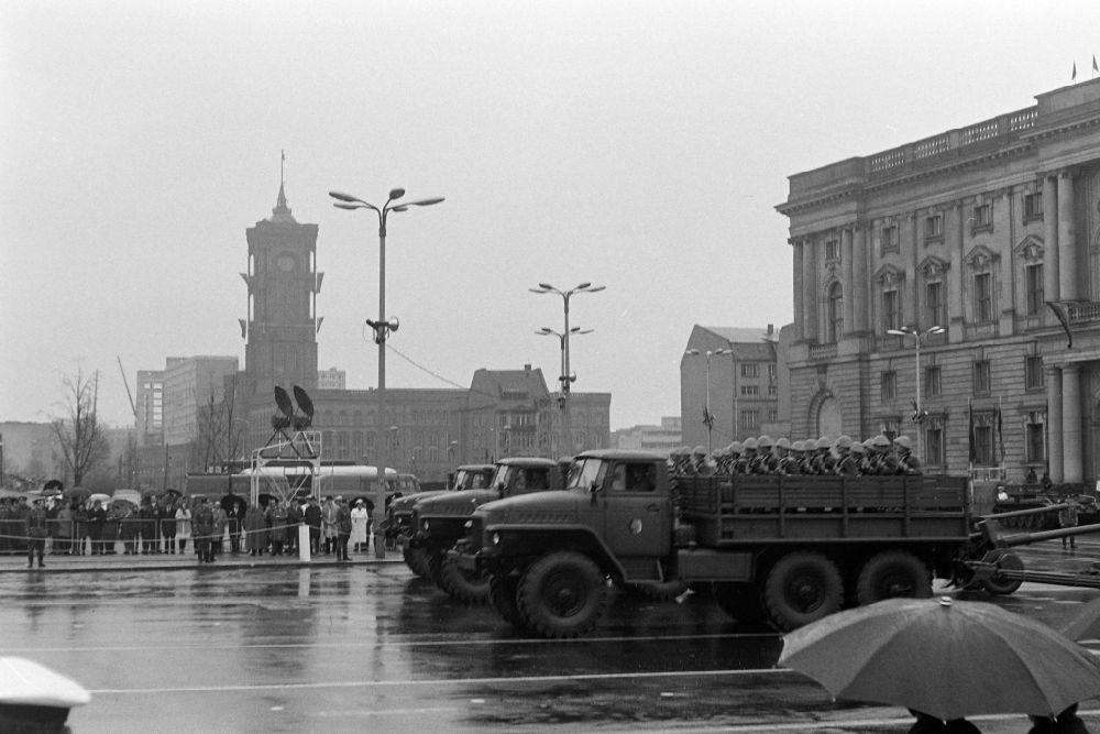 GDR picture archive: Berlin - Parade of military and combat technology for the 2