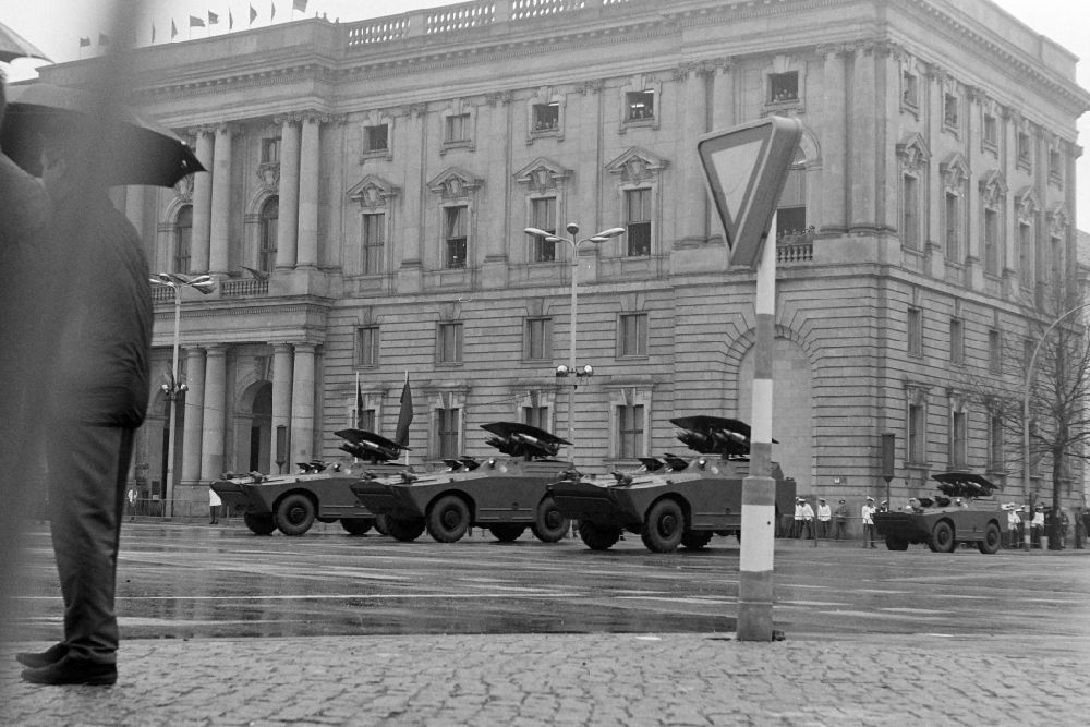 GDR photo archive: Berlin - Parade of military and combat technology for the 2