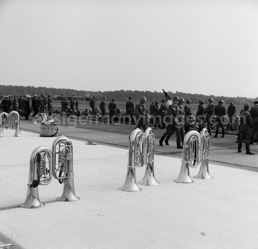 Berlin - Schönefeld: Preparations for Republic Day Parade on the grounds of the airport in Berlin - Schönefeld. Here the music corps of the NVA with their instruments