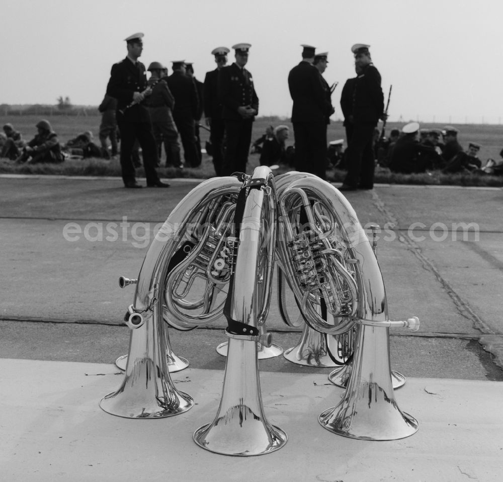 GDR image archive: Berlin - Schönefeld - Preparations for Republic Day Parade on the grounds of the airport in Berlin - Schönefeld. Here the music corps of the NVA with their instruments