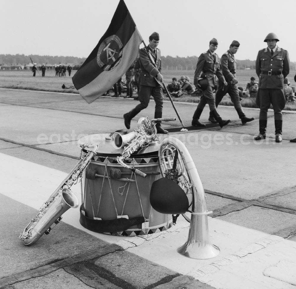 GDR photo archive: Berlin - Schönefeld - Preparations for Republic Day Parade on the grounds of the airport in Berlin - Schönefeld. Here the music corps of the NVA with their instruments