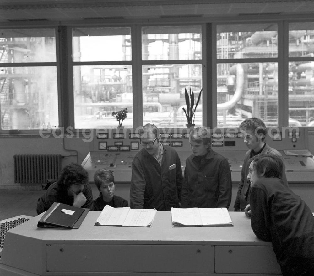GDR image archive: Schwedt - Arbeiter in einem Kontrollraum der Paraffin-Fabrikationsanlage.