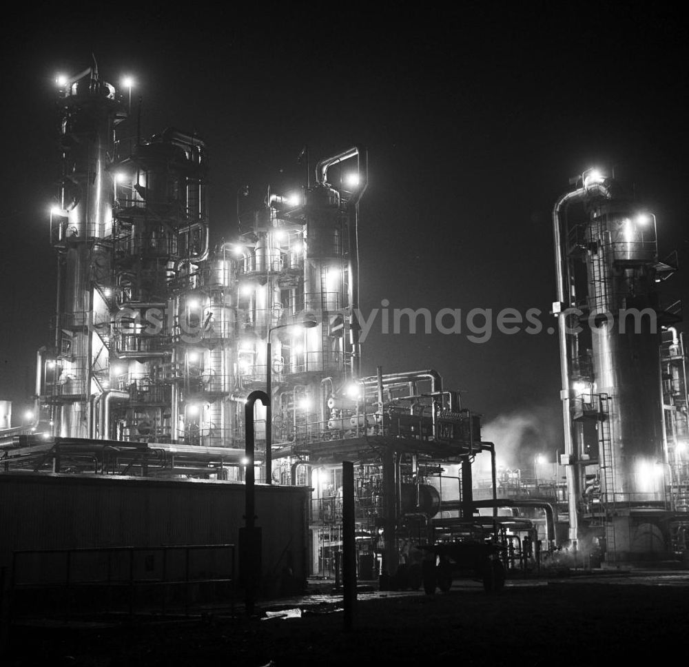 GDR photo archive: Schwedt - Nachtaufnahme: Blick bei Nacht auf die Paraffin-Fabrikationsanlage.