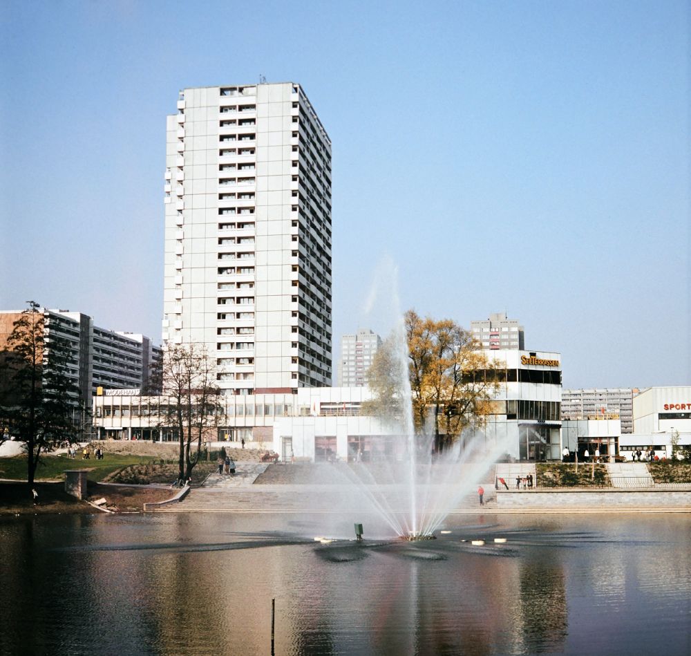 GDR photo archive: Berlin - Fennpful park in the Lichtenberg district of Eastberlin in the territory of the former GDR, German Democratic Republic. View over the lake with fountain to the lake terraces and apartment buildings