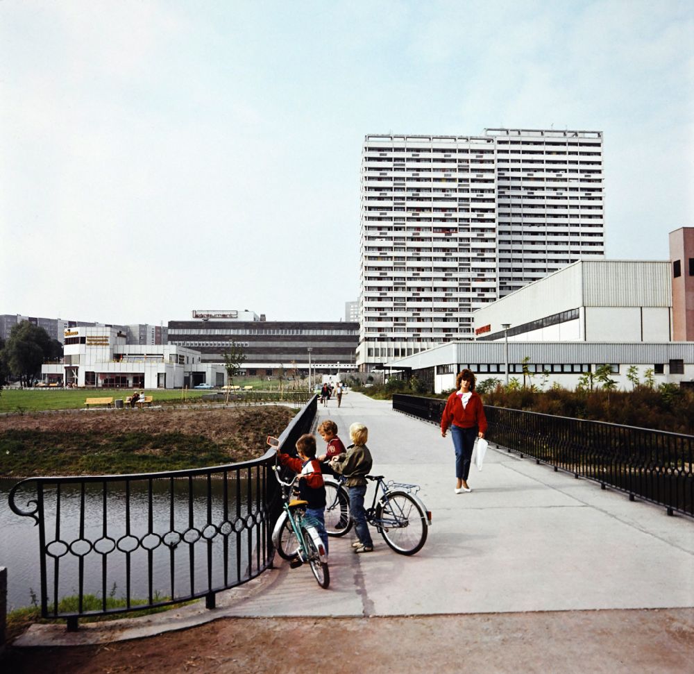 GDR picture archive: Berlin - Fennpful park in the Lichtenberg district of Eastberlin in the territory of the former GDR, German Democratic Republic. View over the Fennpfuhl Bridge to the lake terraces, consumer department store, apartment buildings and sports hall