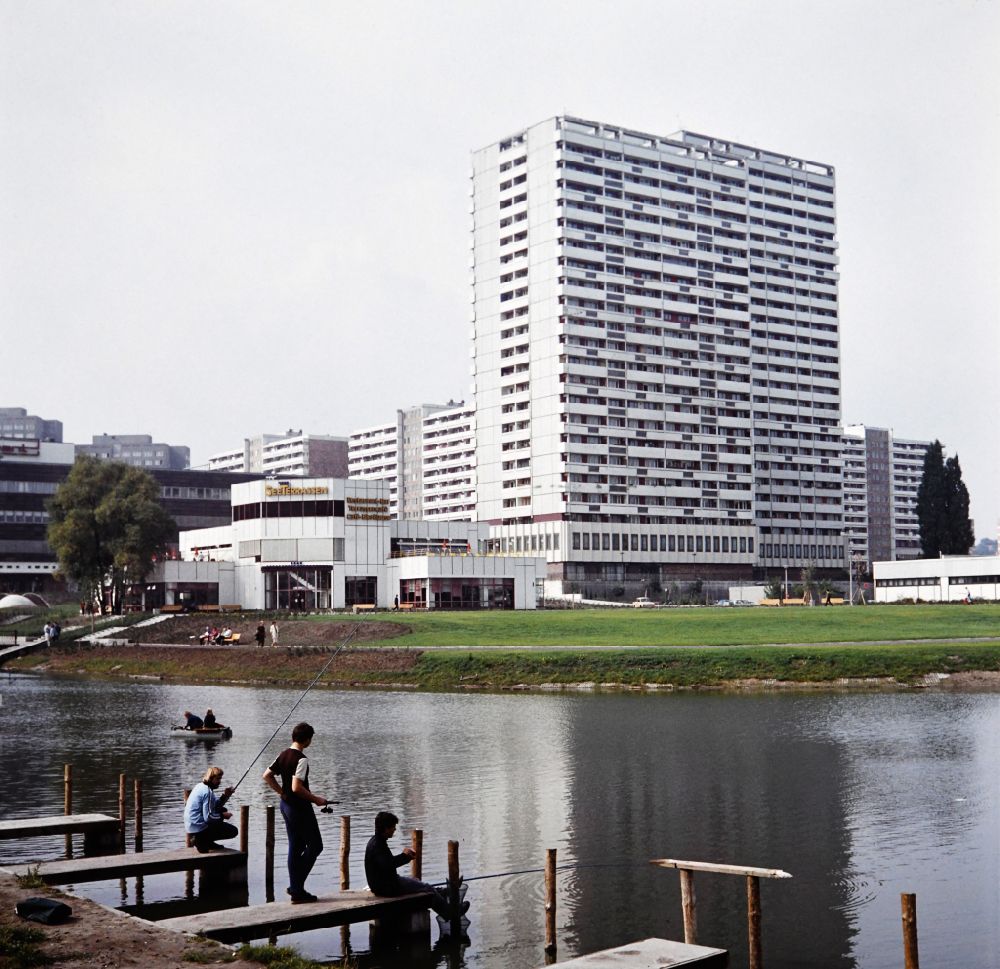 GDR image archive: Berlin - Fennpful park in the Lichtenberg district of Eastberlin in the territory of the former GDR, German Democratic Republic. View over angler at the lake, the lake terraces, the consumer department store and apartment buildings