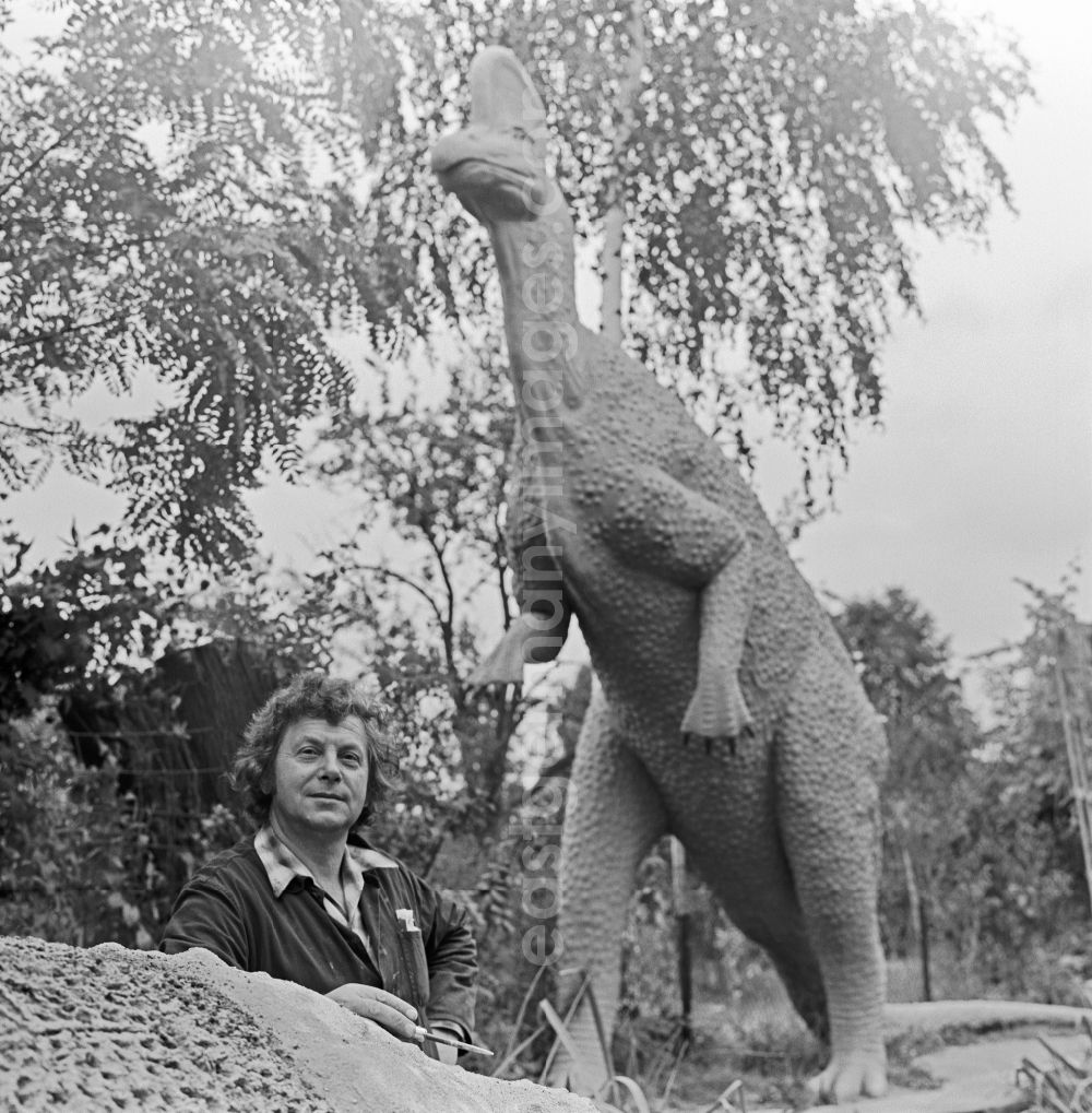 GDR photo archive: Groß Welka - Paths along trees and bushes in the Saurier Park Kleinwelka park with the builder of the dinosaur garden Franz Gruss in front of a large dinosaur sculpture in Gross Welka, Saxony in the area of ??the former GDR, German Democratic Republic