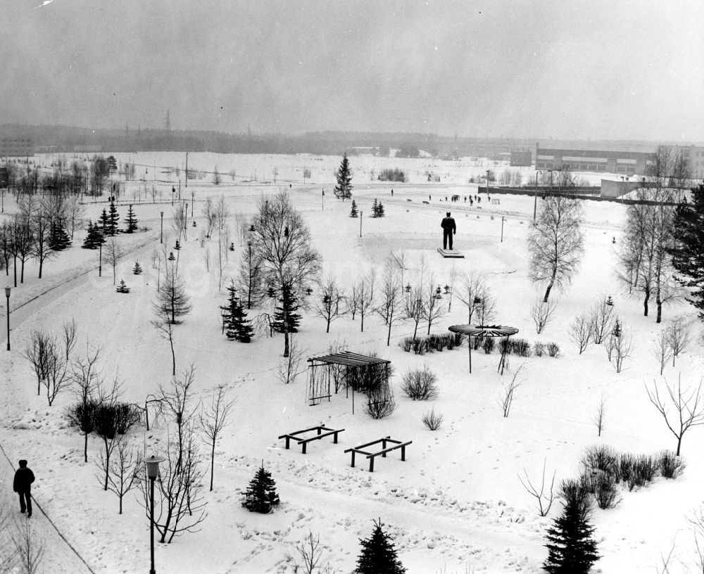 GDR photo archive: Swjosdny Gorodok - Sternenstädtchen - Paths on trees and bushes in the park in Swjosdny Gorodok - Sternenstaedtchen in Russland