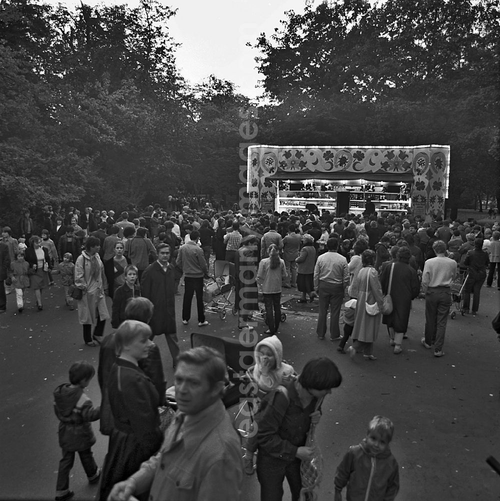 GDR photo archive: Berlin - Paths along trees and bushes in the park at the Weberwiese with crowds at an open-air stage at a folk festival in the Friedrichshain district of Berlin East Berlin in the area of ??the former GDR, German Democratic Republic