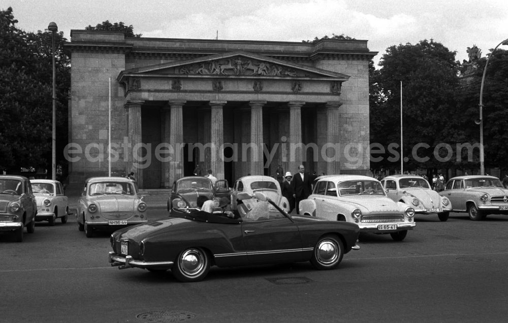 GDR picture archive: Berlin - Friedrichshain - Parked cars in front of the Neue Wache in Berlin - Mitte. In the foreground a Karmann Ghia Cabriolet. In the background is the entrance portal of the Neue Wache
