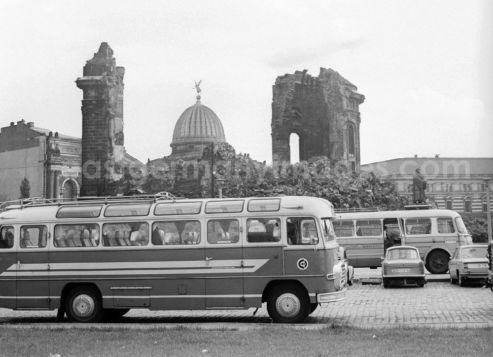 GDR picture archive: Dresden - Parking coaches in front of the ruin of the Frauenkirche in Dresden in the state of Saxony in the territory of the former GDR, German Democratic Republic