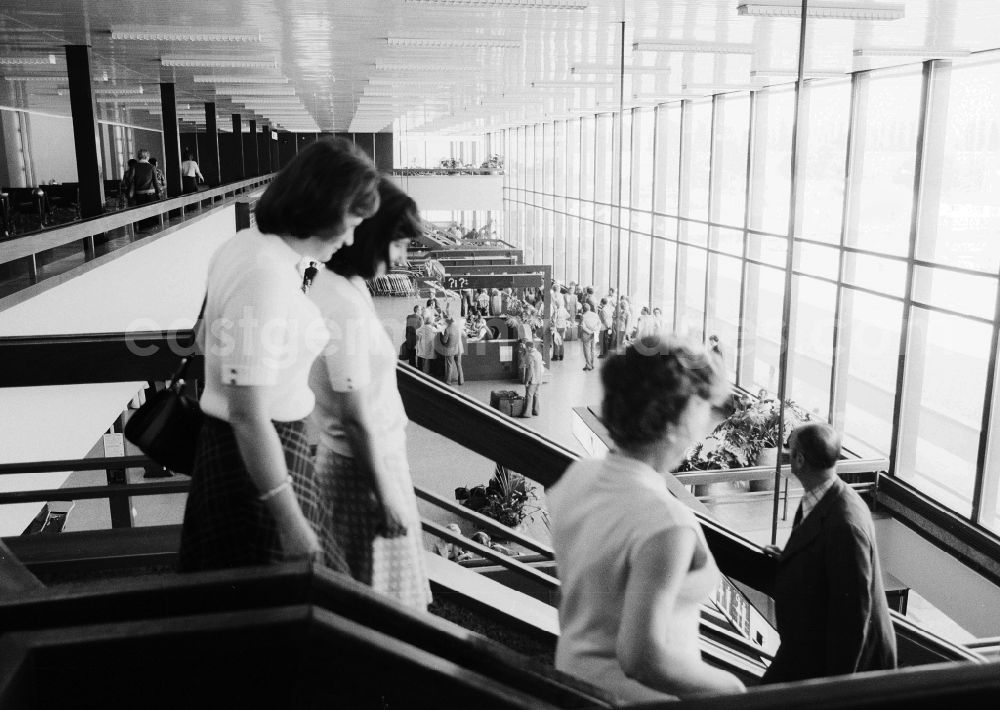 GDR image archive: Schönefeld - Passengers in the dispatch level of the airport beauty's field (SXF) in beauty's field in the federal state Brandenburg in the area of the former GDR, German democratic republic
