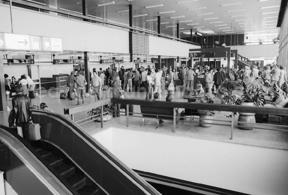 GDR photo archive: Schönefeld - Passengers in the dispatch level of the airport beauty's field (SXF) in beauty's field in the federal state Brandenburg in the area of the former GDR, German democratic republic