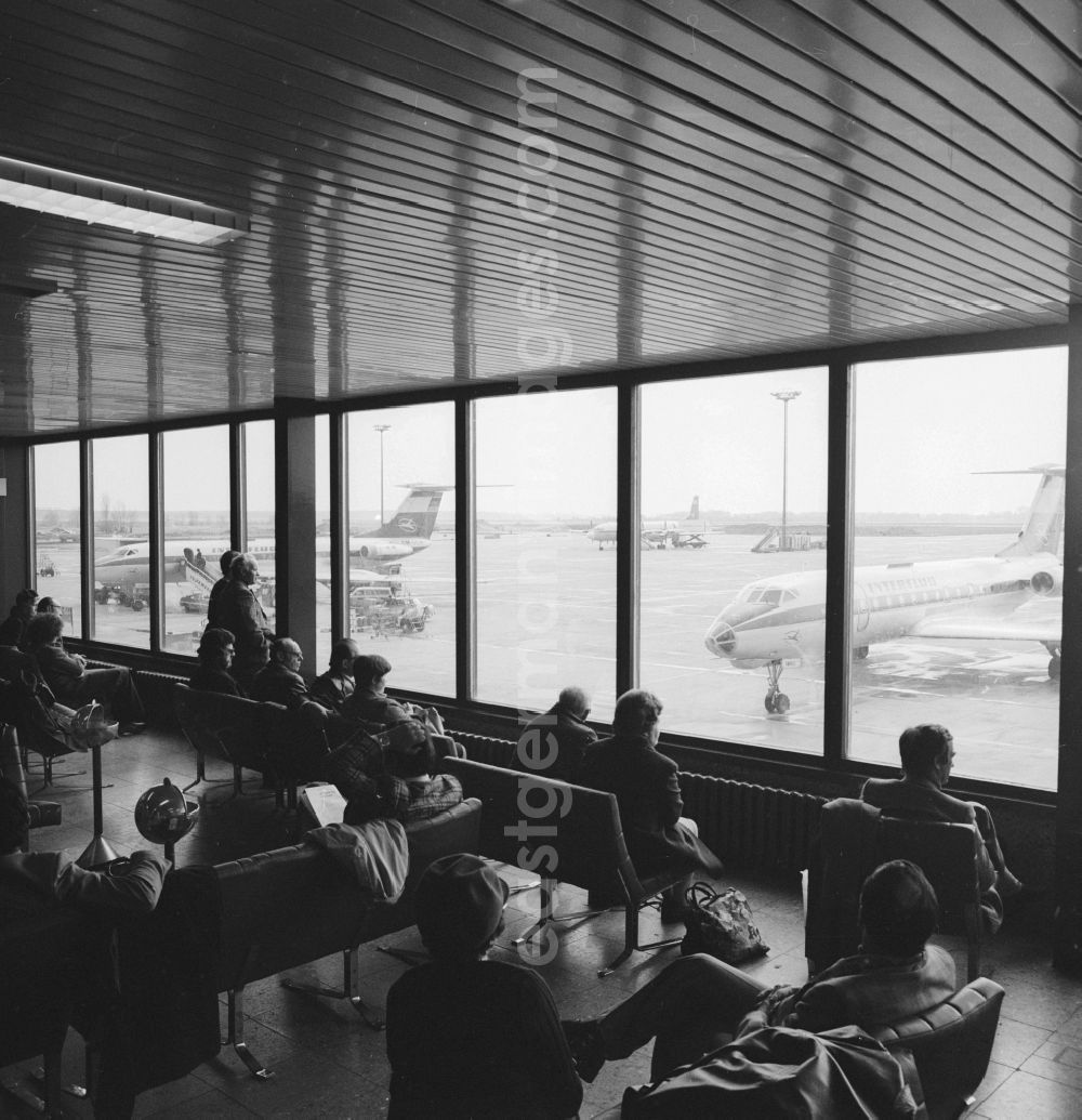 GDR image archive: Schönefeld - Passengers in Handling Terminal waiting for the boarding the plane in Schoenefeld in today's state of Brandenburg