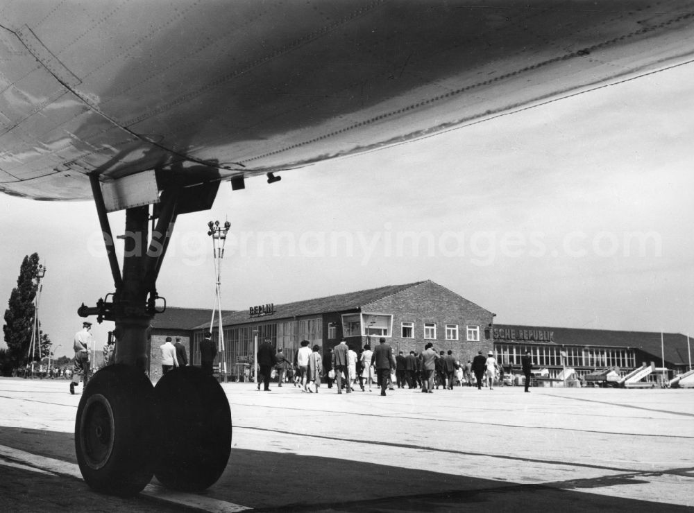 GDR photo archive: Schönefeld - Passengers on the way for entry clearance in the main building at Central Airport Berlin - Schoenefeld in Brandenburg
