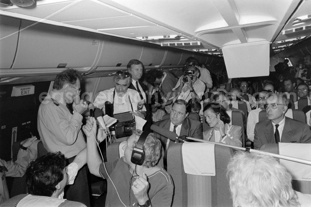 GDR picture archive: Schönefeld - Lieutenant General Klaus Henkes in front of press representatives on board an INTERFLUG Airbus A31