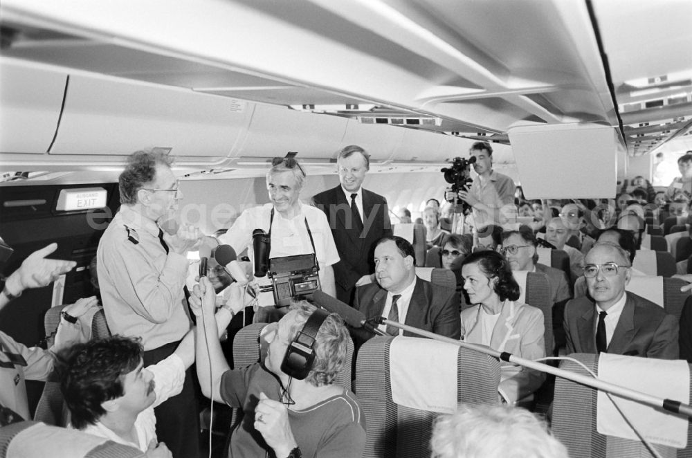 GDR picture archive: Schönefeld - Lieutenant General Klaus Henkes in front of press representatives on board an INTERFLUG Airbus A31
