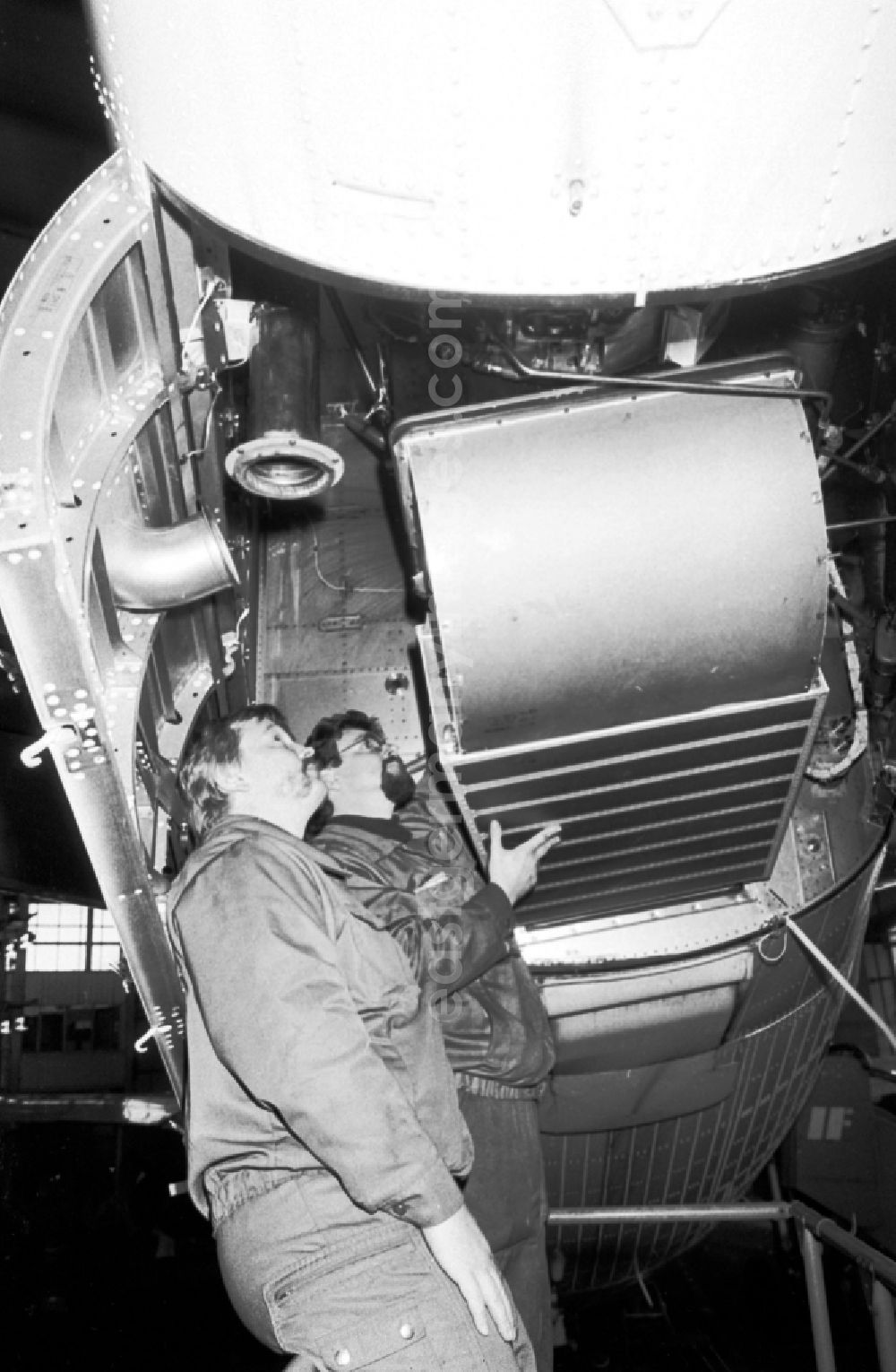 GDR image archive: Schönefeld - Maintenance and inspection work as well as technical checks on the INTERFLUG Airbus A31
