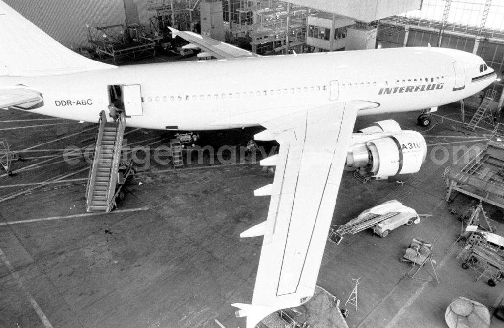 GDR photo archive: Schönefeld - Maintenance and inspection work as well as technical checks on the INTERFLUG Airbus A31